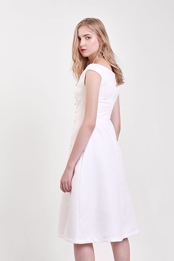 Đầm party vải tuyết nhấn nút bọc cutout