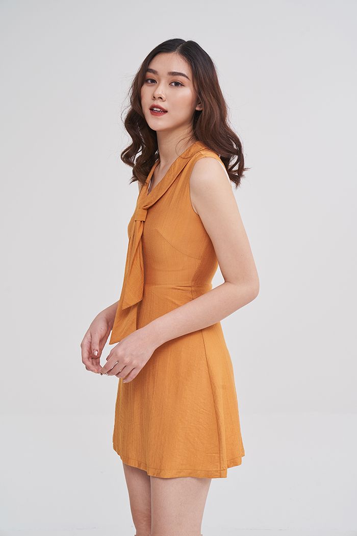 Đầm cơ bản thắt cravat giữa ngực