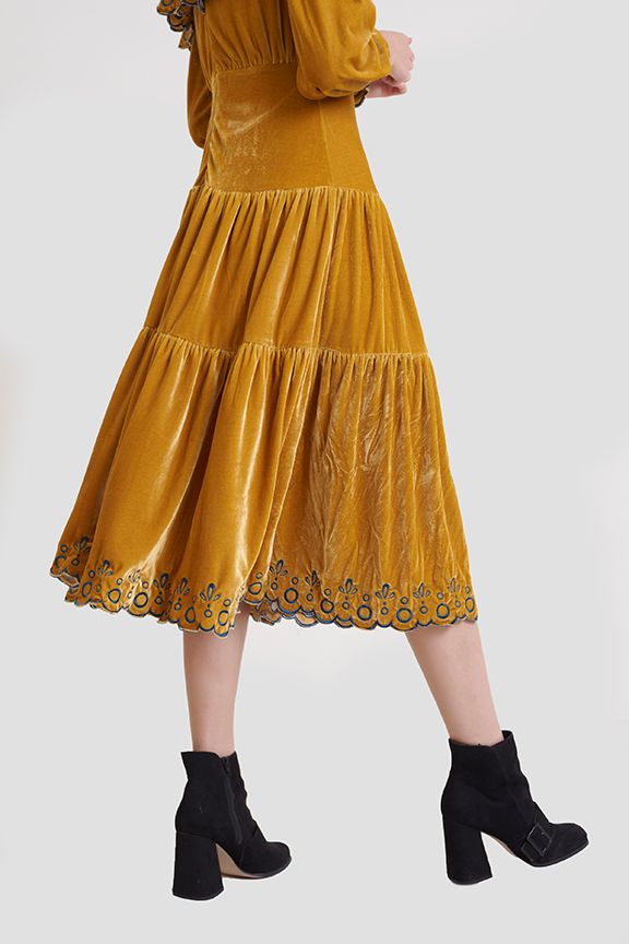 Đầm nhung dài thêu cổ lai