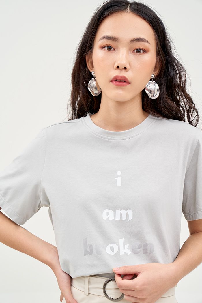 Áo thun in text I am broken