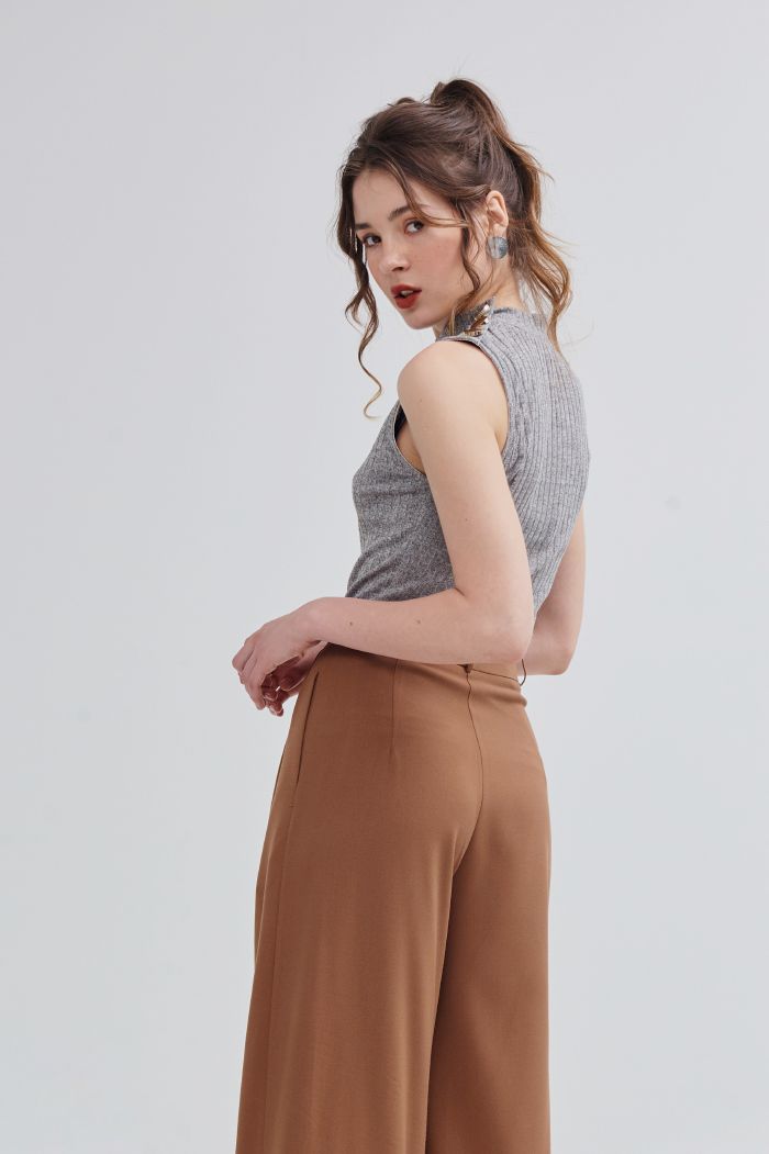 Áo croptop nhấn nút vai