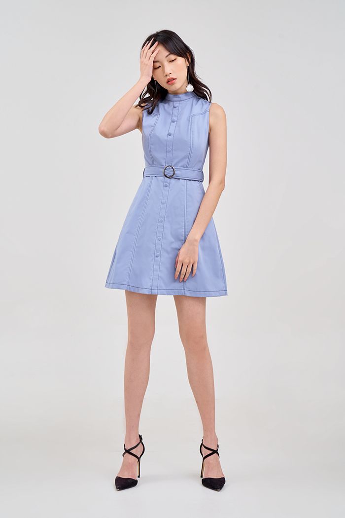 Đầm khaki diễu chỉ đính nút bọc nẹp giả