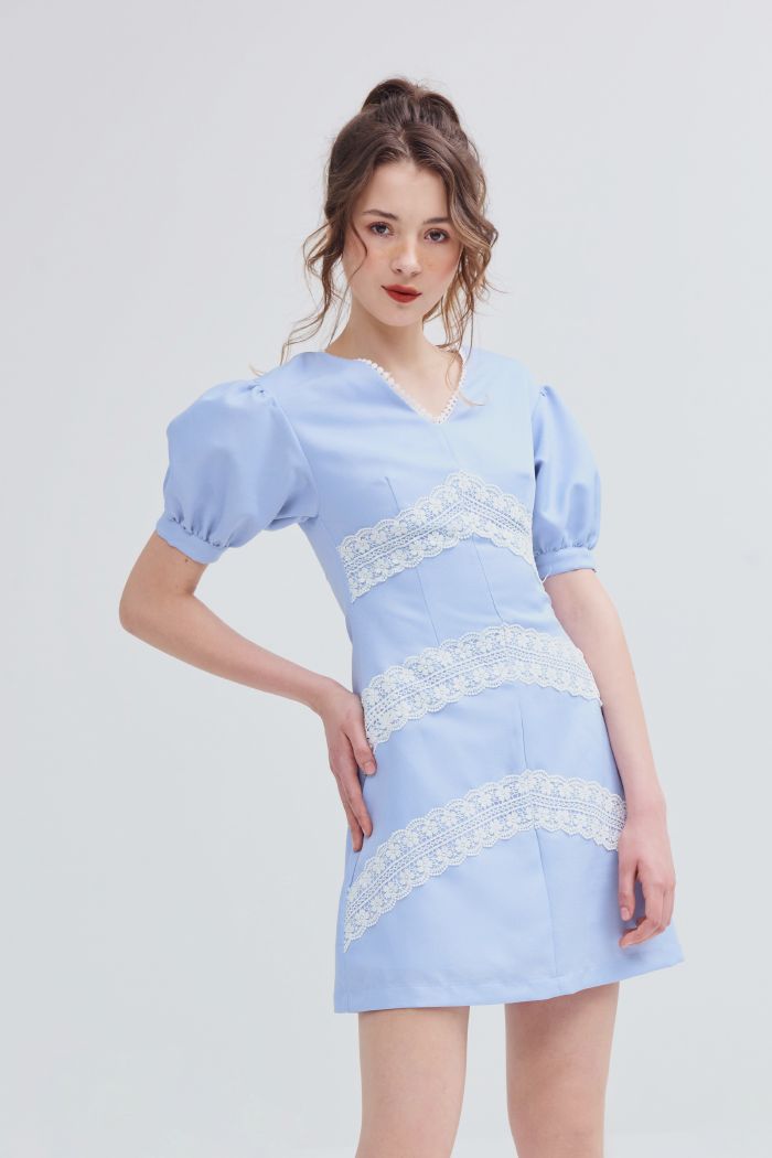 Đầm tay lỡ đắp ren đối xứng thân trước