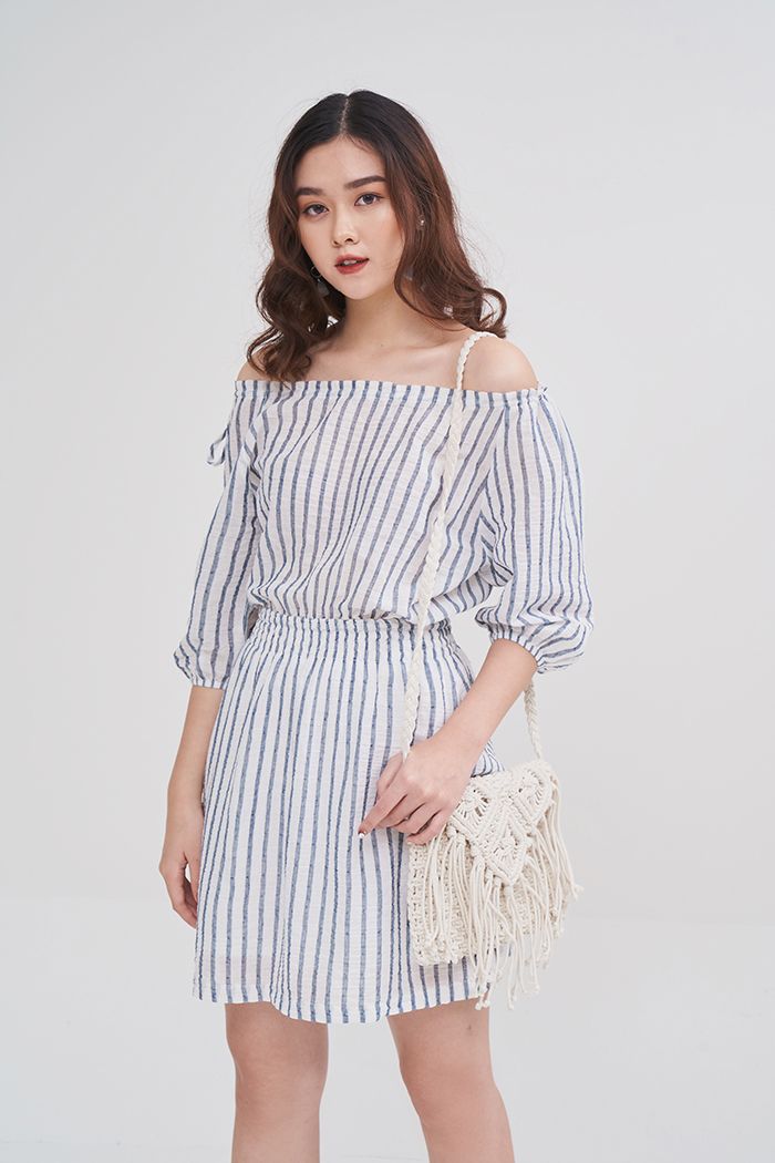 Đầm bẹt vai rút dây sọc dọc nhún eo ss19