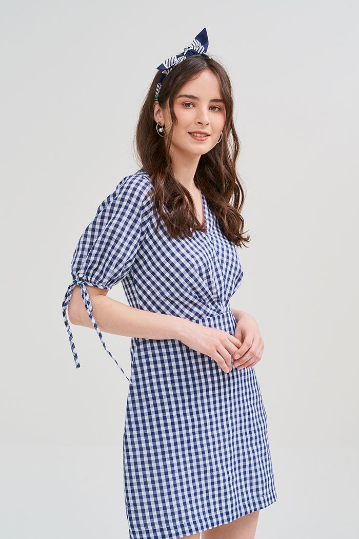 Đầm caro chéo ngực xếp li tay lở viền