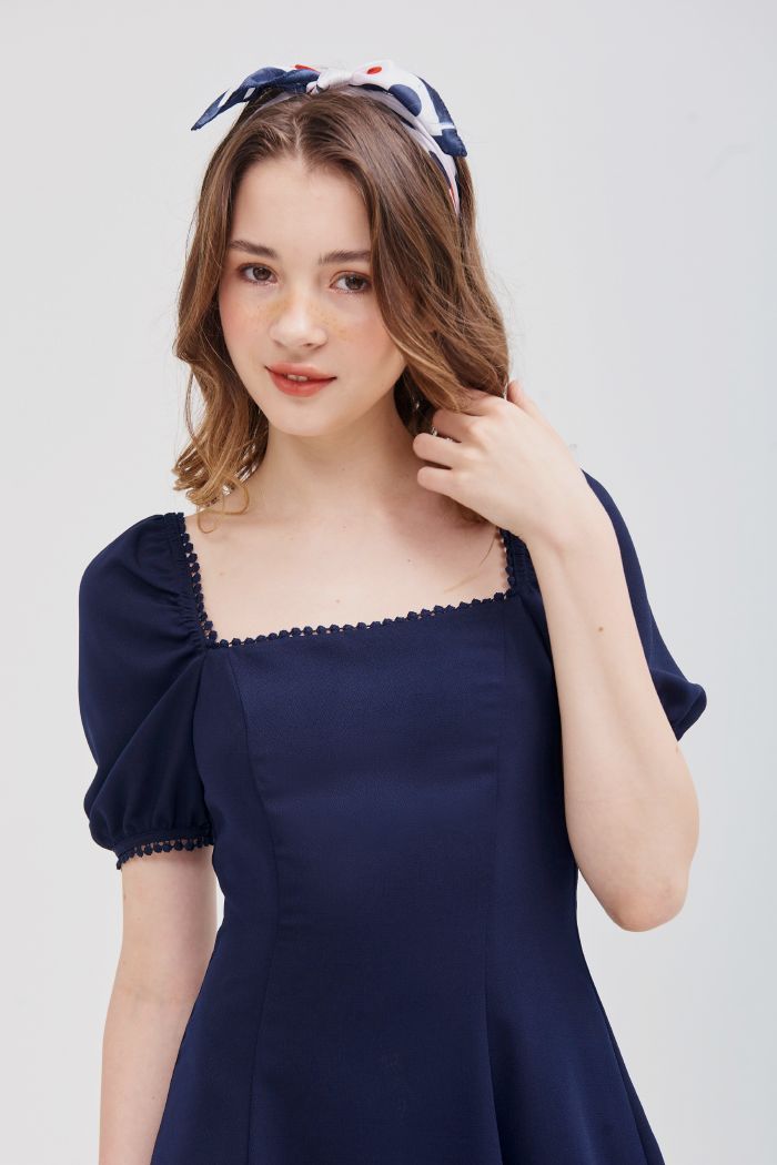 Đầm cổ vuông viền ren tay lỡ