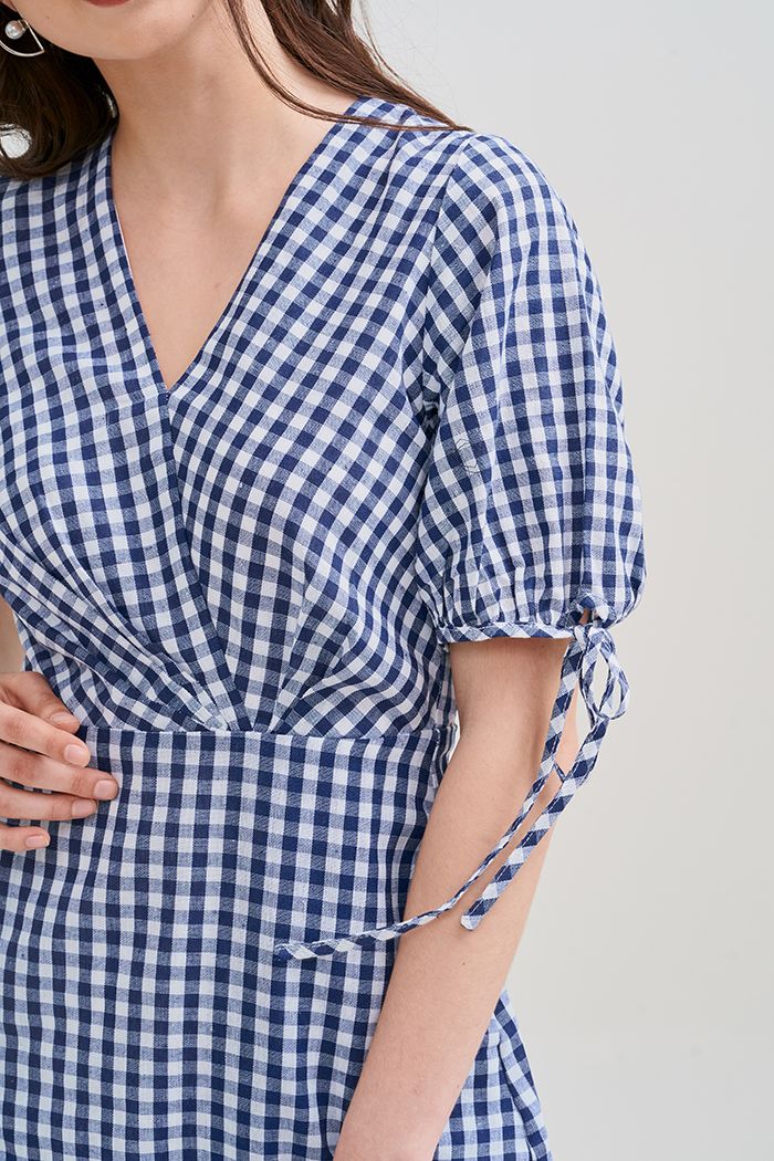 Đầm caro chéo ngực xếp li tay lở viền