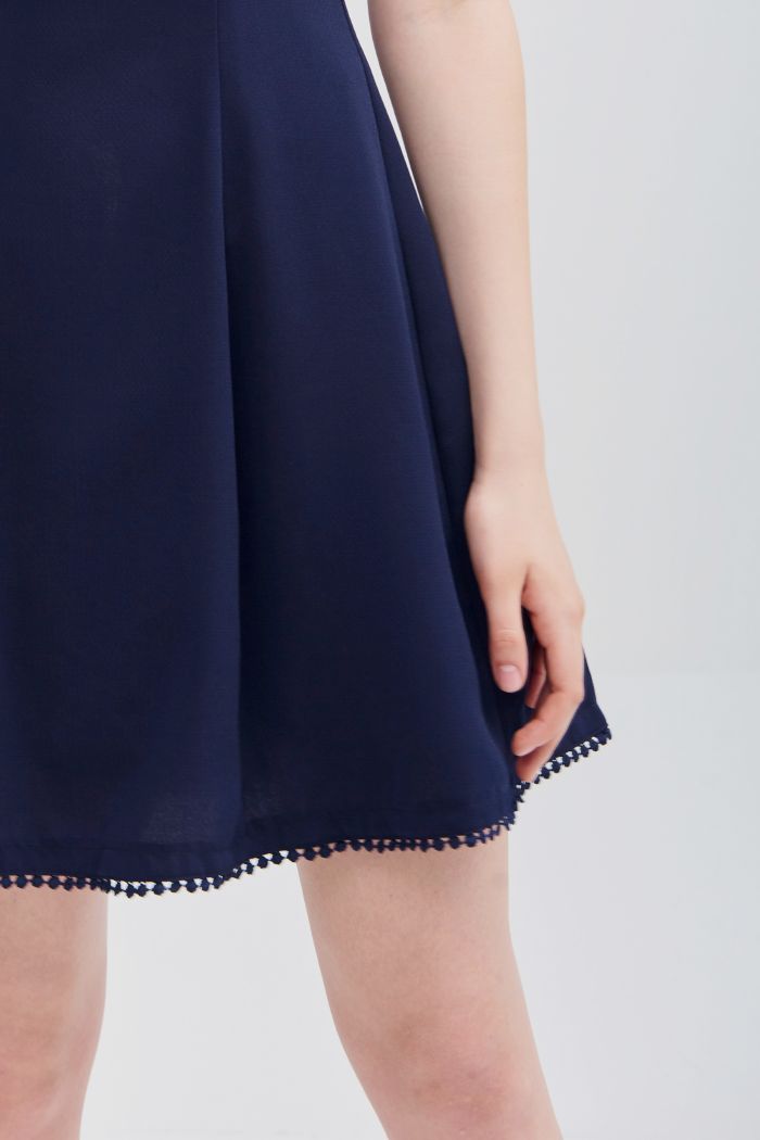 Đầm cổ vuông viền ren tay lỡ