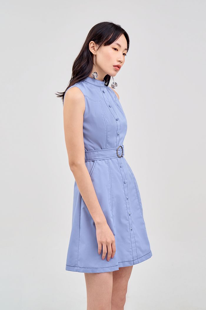 Đầm khaki diễu chỉ đính nút bọc nẹp giả