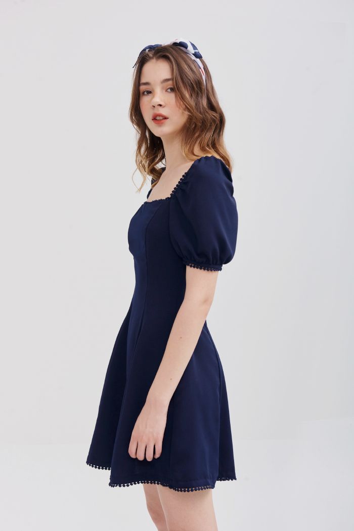 Đầm cổ vuông viền ren tay lỡ