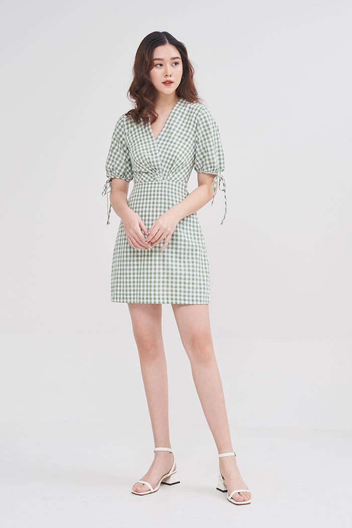 Đầm caro chéo ngực xếp li tay lở viền