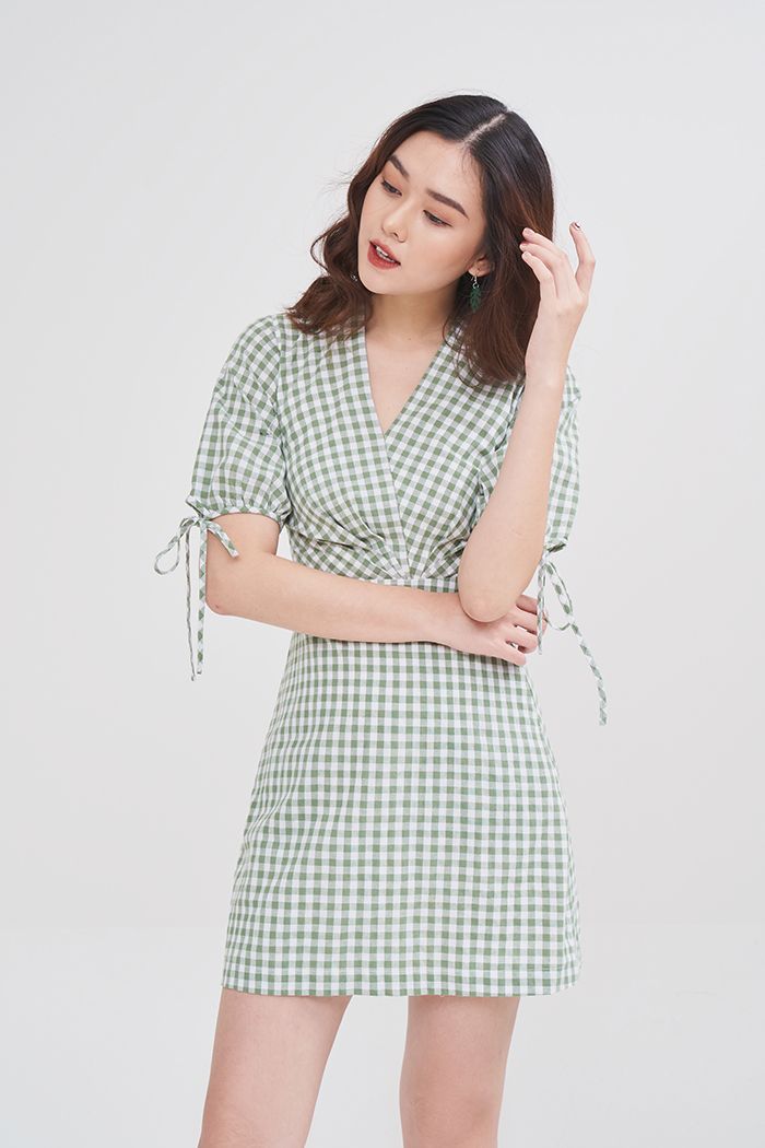 Đầm caro chéo ngực xếp li tay lở viền