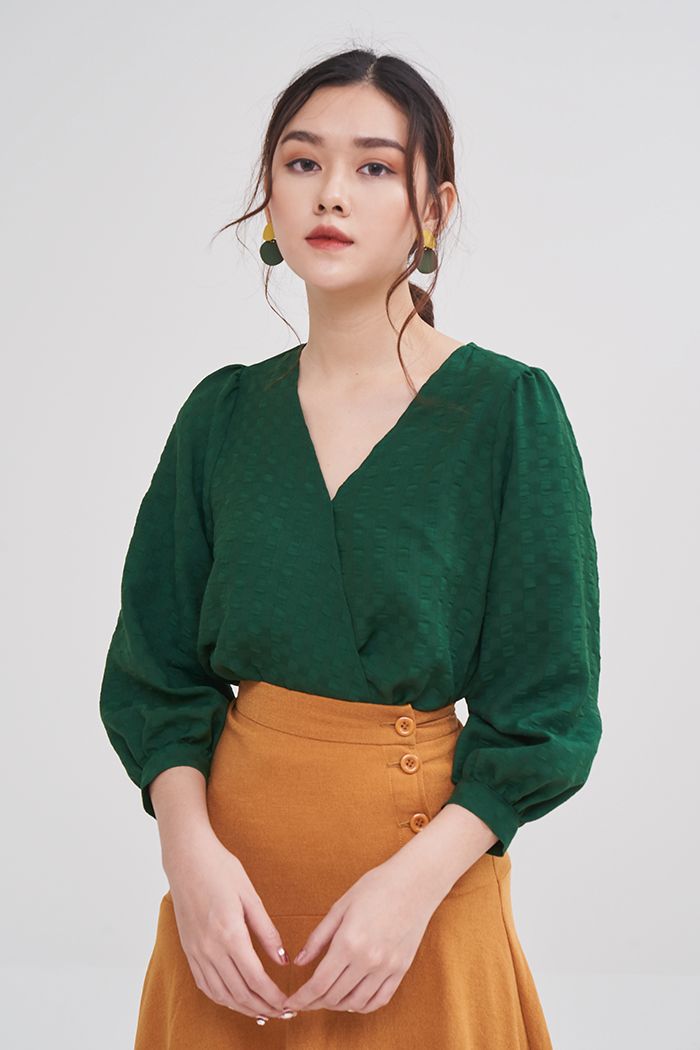 Áo cổ tim đắp chéo tay dài