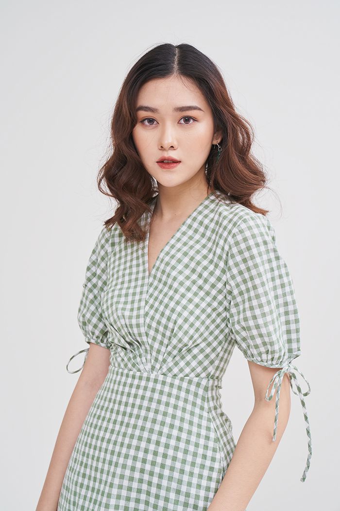 Đầm caro chéo ngực xếp li tay lở viền