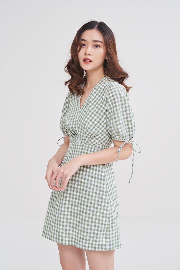 Đầm caro chéo ngực xếp li tay lở viền