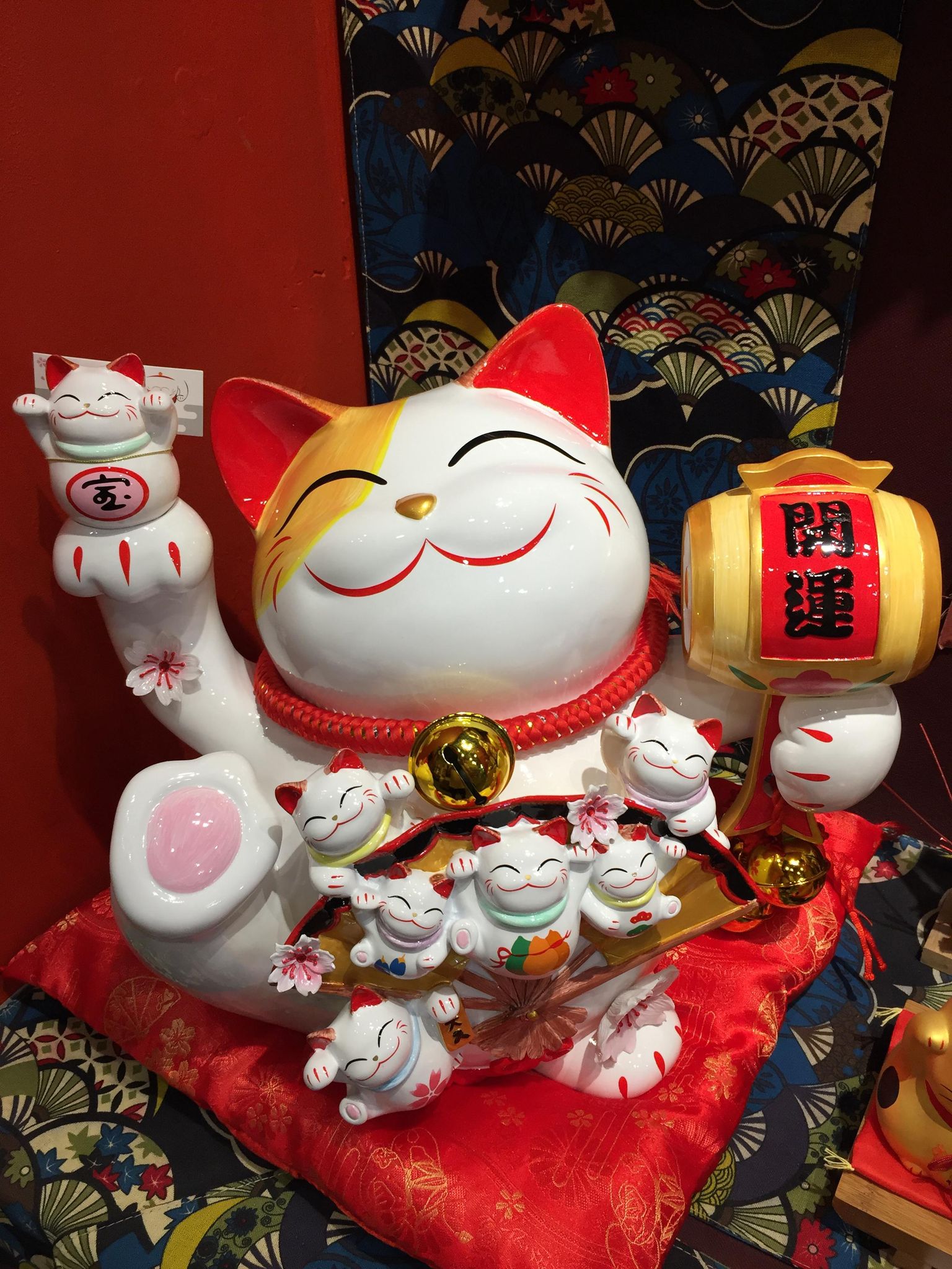 Mèo thần tài cầm trống 36cm