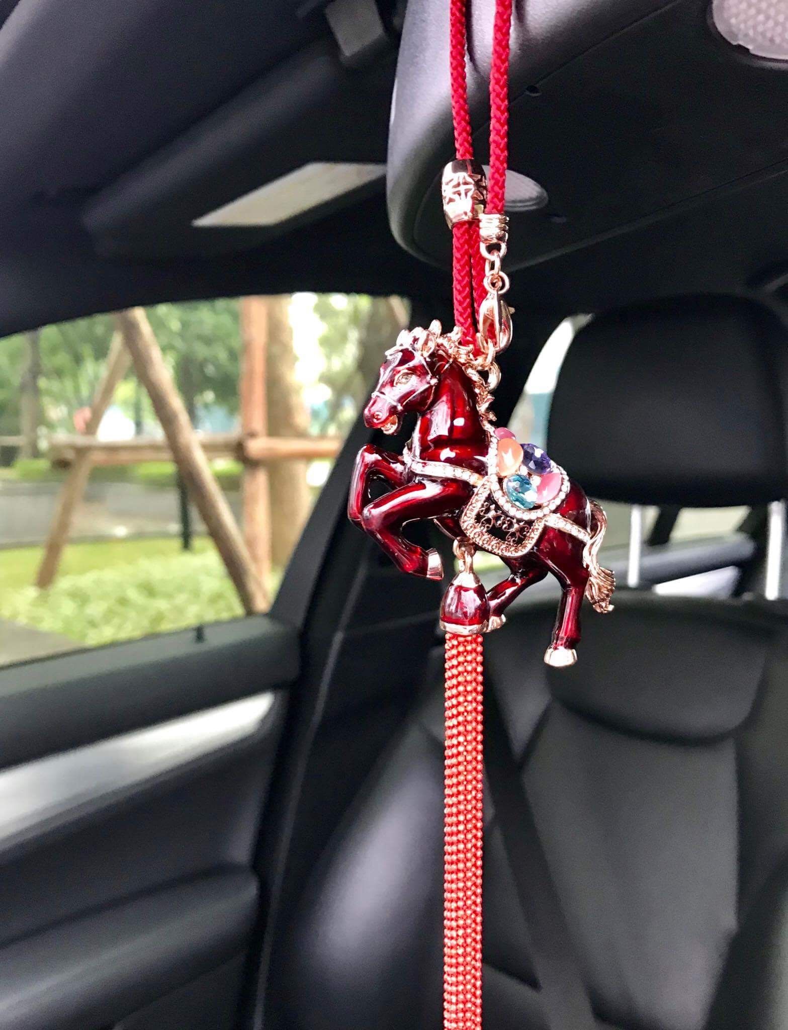 Móc ngựa đỏ treo oto