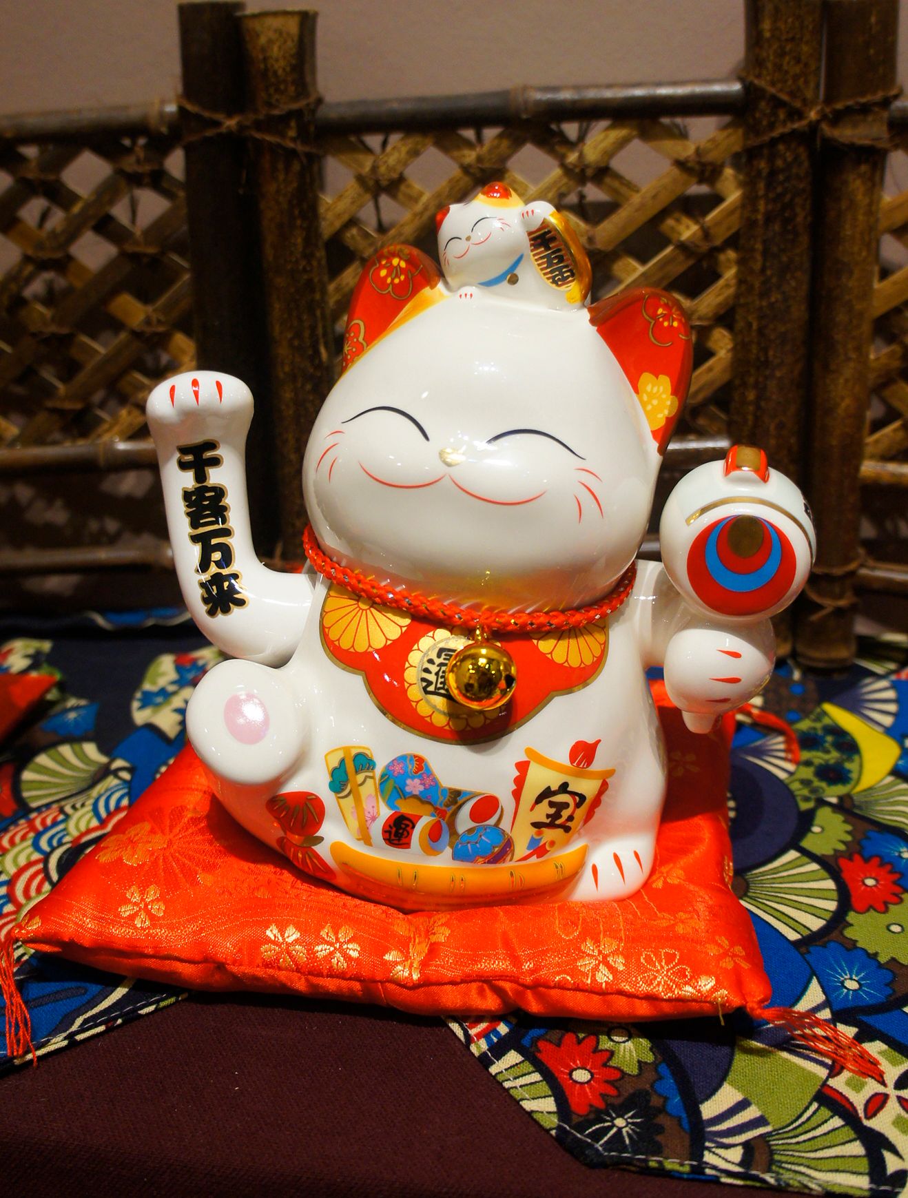 Mèo vẫy tay cầm trống 19cm