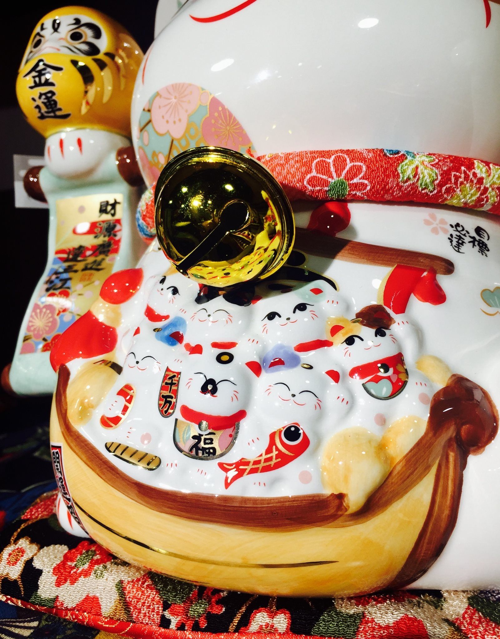 Mèo vẫy tay daruma vàng 28cm