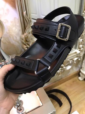 sandal tán đinh valentino hàng chất đẹp giá 1050k Của kh nào nhắn mình nhé Call 0987917222