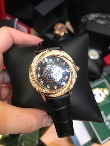 đồng hồ omega bông hoa kim loại bên trong xoay chuyển động