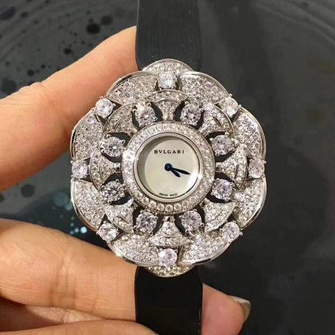 Đồng hồ nữ bvlgari bông hoa kim cương nhân tạo mà nàng nào cũng muốn sở hữu. Siêu cấp đẹp sáng