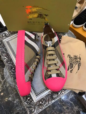 Giày thể thao burberry nữ đẹp đế hồng hàng độc