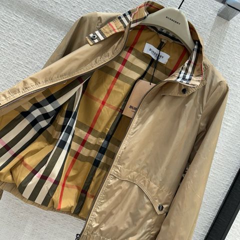 Áo khoác nữ nhẹ Burberry