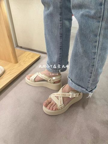 Sandal nữ chloe* quai vải hoạ tiết chữ