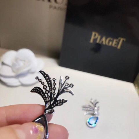 Khuyên piaget đá xanh quá đẹp sang độc đáo