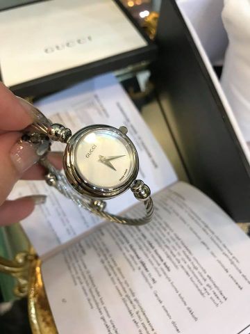 Đồng hồ gucci nữ dạng lắc tay rất đẹp