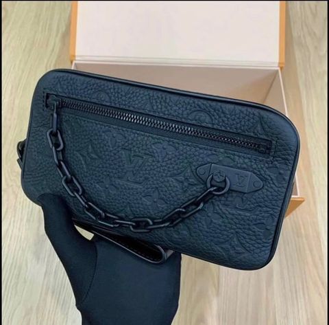 Clutch LV* nam nữ da bò dập Monogram xích đen đẹp SIÊU CẤP