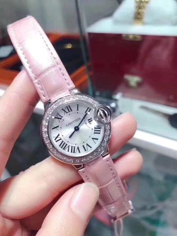 Đồng hồ nữ cartier viền kim đẹp