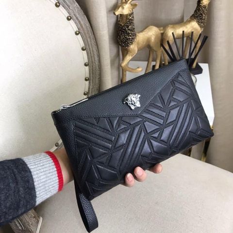 Clutch versace da dập vân logo bạc