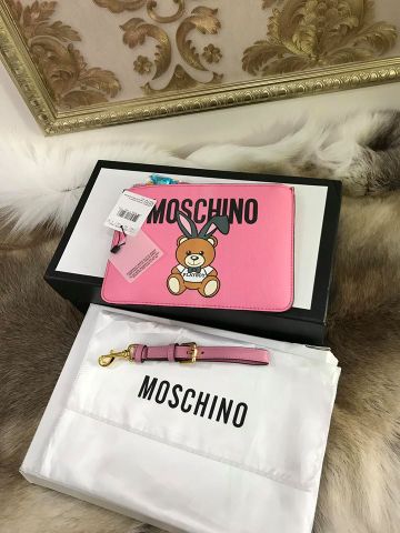 Clutch moschino hồng size nhỏ