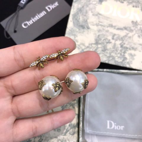 Khuyên ngọc Dior chốt ong nạm đá đẹp độc