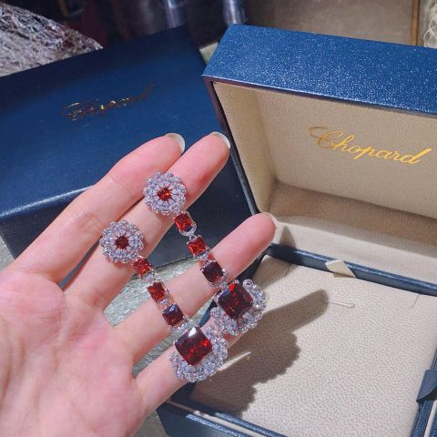 Khuyên chopard nạm đá sang đẹp