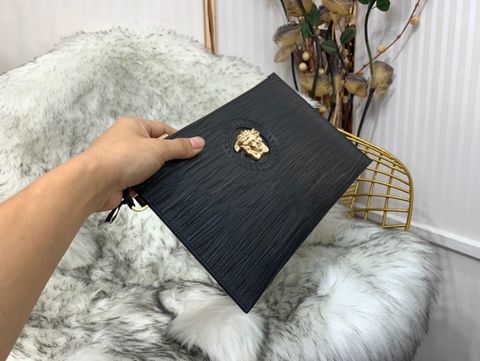 Clutch VERSACE* nam nữ da vân ngang logo vàng đẹp sang cao cấp 29cm