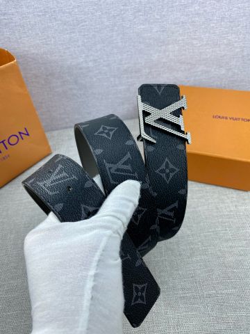 Belt nam LV* dây hoạ tiết Monogram Dây da sử dụng được cả hai mặt đẹp và tiện lợi SIÊU CẤP