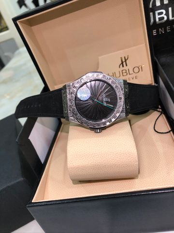 Đồng hồ nam hublot máy cơ mặt trạm hoa văn