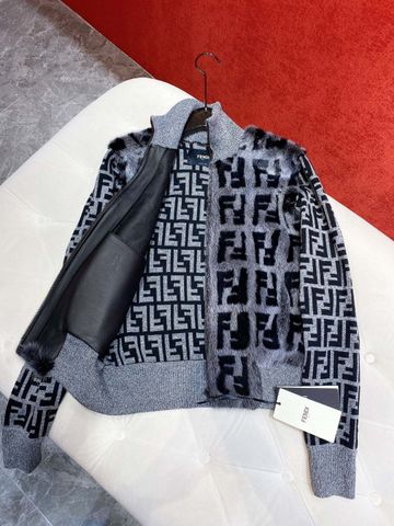 Áo khoác lông thú FENDI* hoạ tiết logo tay và lưng pha len kiểu đẹp VIP 1:1