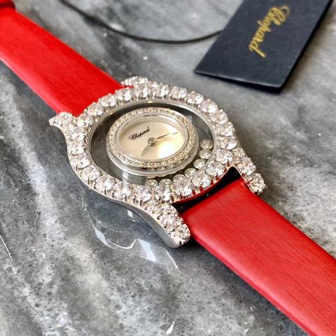 Đồng hồ nữ chopard happy diamond có nhiều màu dây da