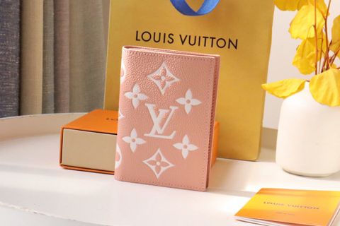 Ví nữ LV* dáng vuông nhỏ đựng thẻ hộ chiếu da bò dập hoạ tiết Monogram