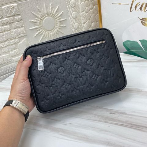 Túi clutch LV* dáng vuông dập nổi hoạ tiết Monogram dùng hai kiểu đeo chéo và cầm tay SIÊU CẤP