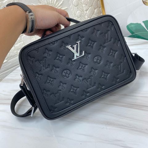 Túi clutch LV* dáng vuông dập nổi hoạ tiết Monogram dùng hai kiểu đeo chéo và cầm tay SIÊU CẤP