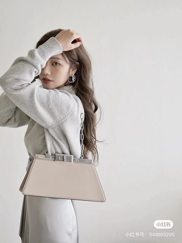 Túi xách nữ FENDI* Peekaboo xích bạc kiểu siêu đẹp độc