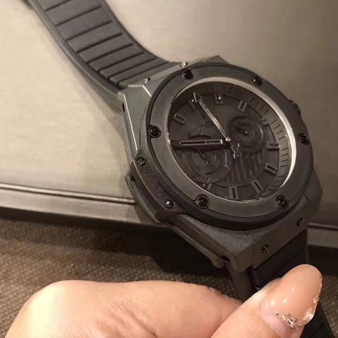 Đồng hồ hublot đen tuyền dáng thể thao hàng đẹp