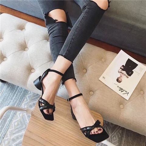 Sandal gót thấp lên chân xinh quá sale