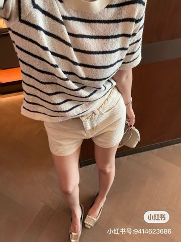 Short jeans nữ CHA*NEL* màu trắng kem cạp xích dập hoạ tiết nổi đẹp VIP 1:1