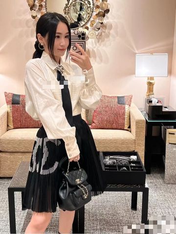 Sơ mi nữ chanel* màu trắng hoạ tiết logo kèm cravat đen đẹp VIP 1:1